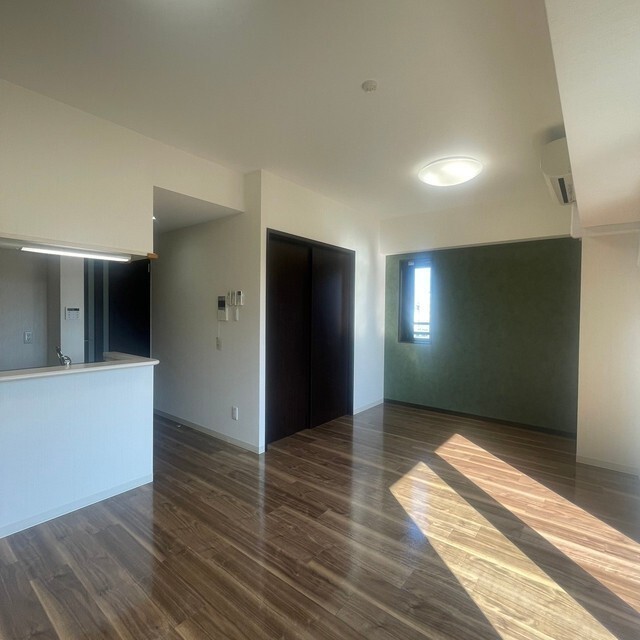 居室・リビング　別部屋写真（７０１）。現況優先。