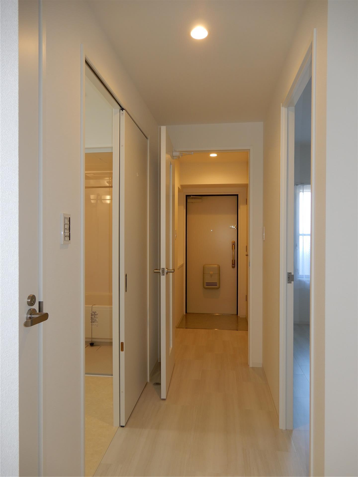 玄関　※同物件別室同タイプの写真です