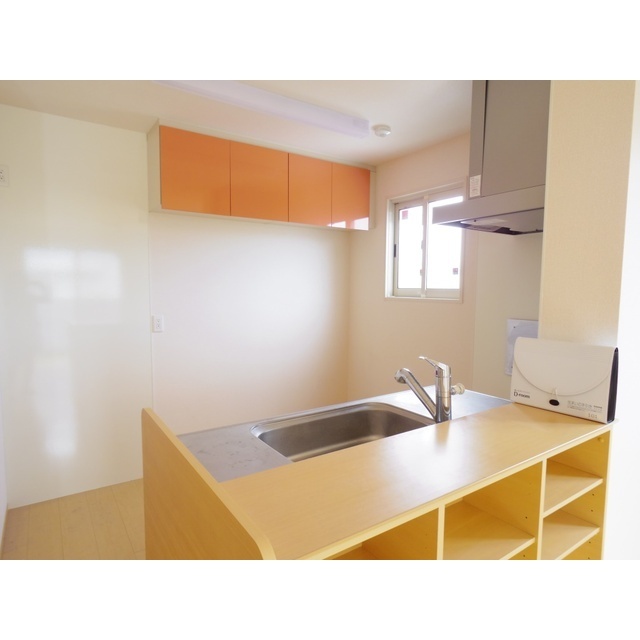 その他設備　吊戸棚が後方にあり開放的なキッチンです