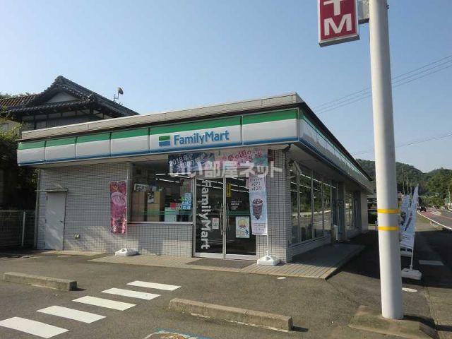 コンビニ　ファミリーマート関倉知南店（コンビニ）まで282m