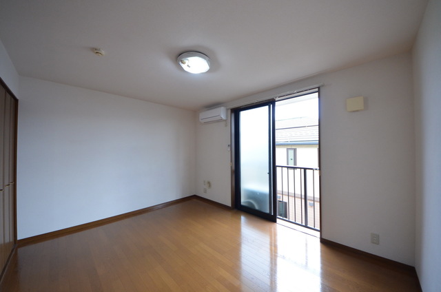 居室・リビング　★大きな窓の明るいお部屋です★