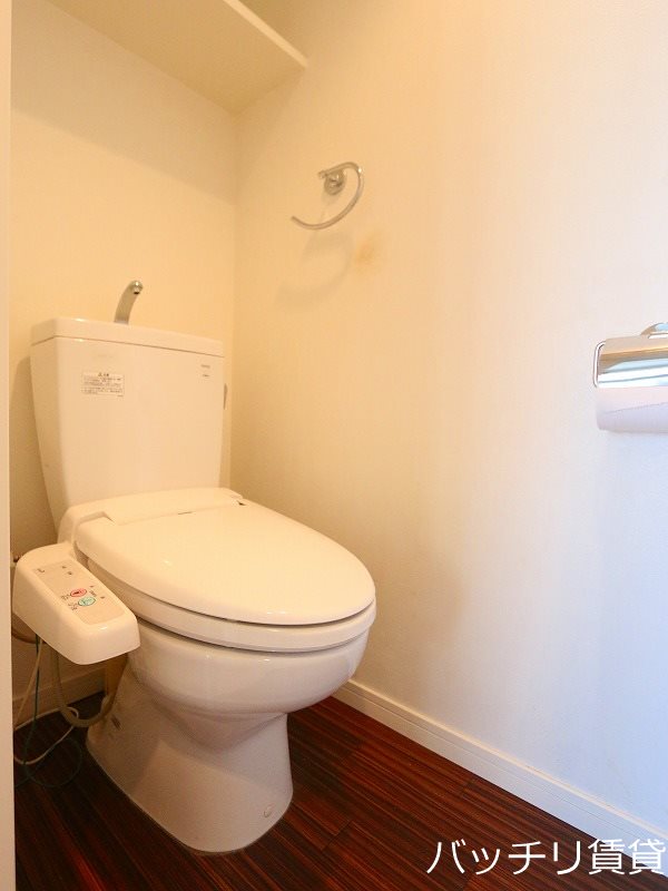 トイレ　画像は別号室タイプの為、現状を優先致します。