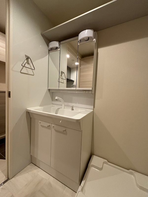 洗面設備　３面鏡なのでおしゃれしやすいです