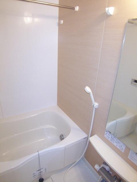 バス・シャワールーム　同建物内、別のお部屋の参考写真になります。