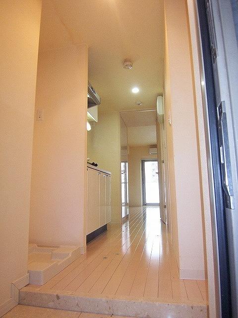 玄関　同建物内、別のお部屋の参考写真になります。