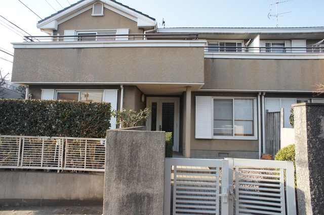 建物外観　駐車場付・４ＳＬＤＫのテラスハウスです☆