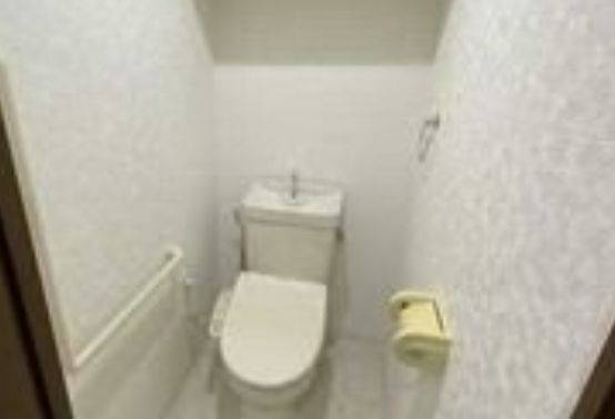 トイレ　落ち着いた色調のトイレです