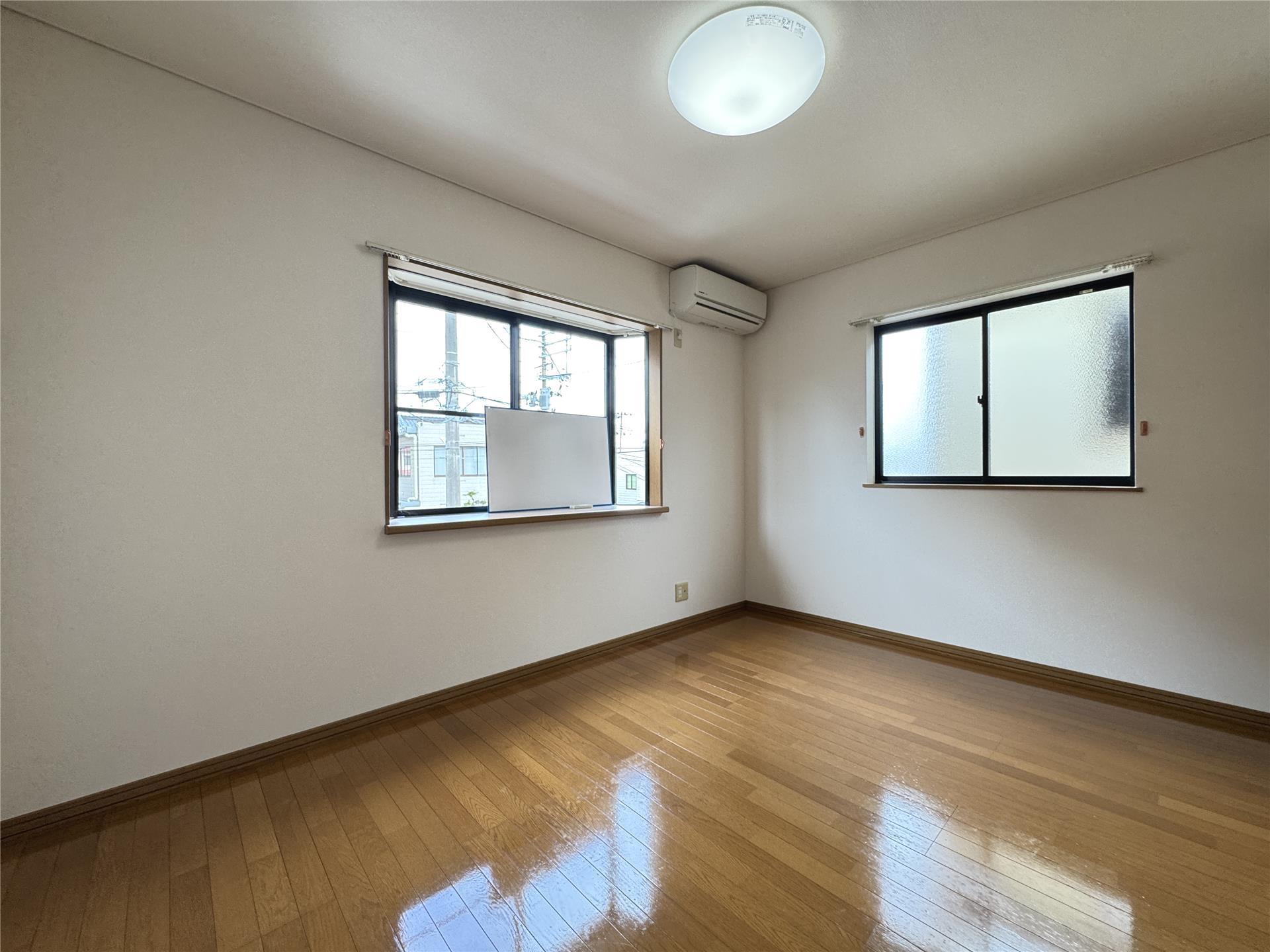 居室・リビング　2面窓で日当り良好☆！出窓付き☆エアコン完備♪