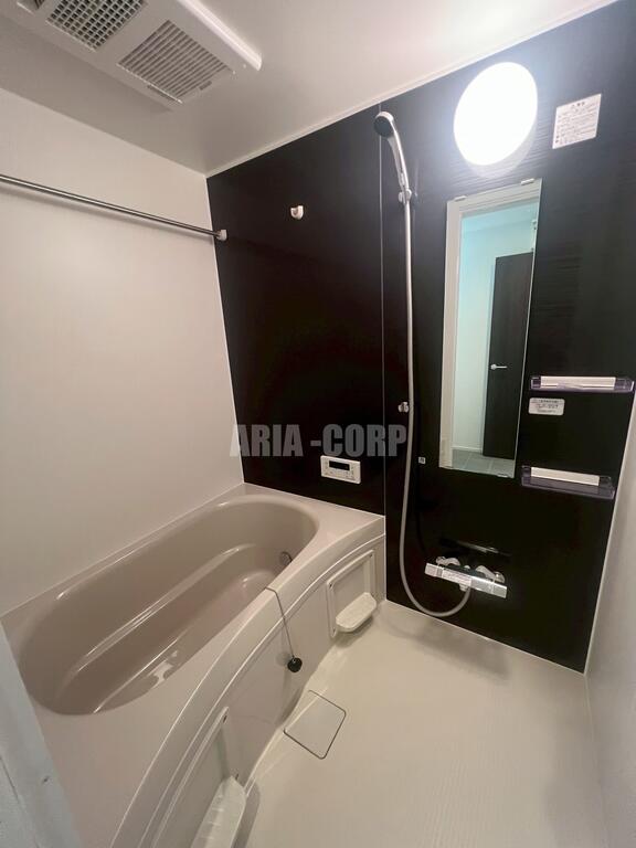 バス・シャワールーム　追焚き浴室乾燥機能付。カラーパネル採用でお洒落なバスルーム。