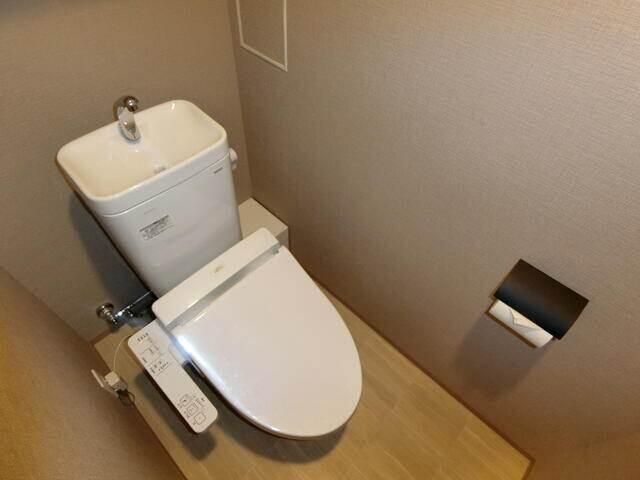 トイレ　落ち着いた色調のトイレです