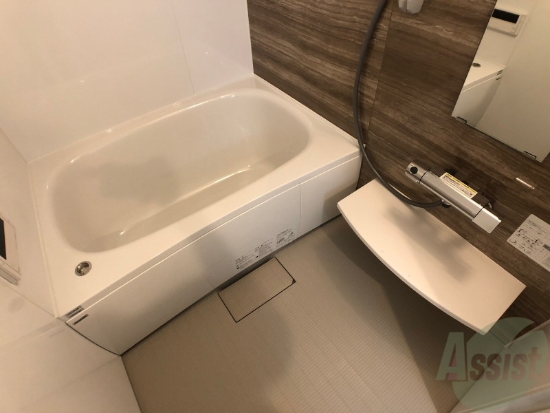 バス・シャワールーム　お風呂です。広々したバスでゆっくりくつろげます。