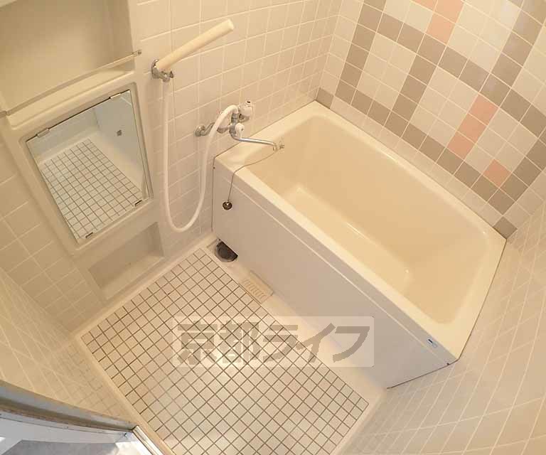 バス・シャワールーム　清潔感のあるバスルームです。