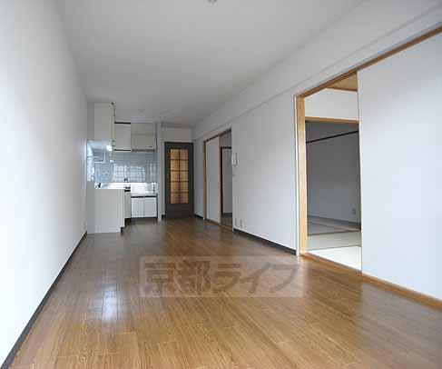 居室・リビング　広く明るいリビング。