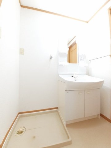 洗面設備　明るい洗面所です