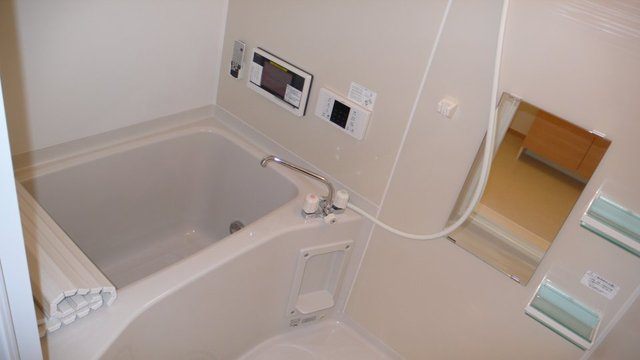 バス・シャワールーム　お風呂にはテレビが付いてますよ