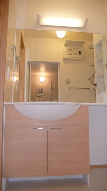 洗面設備　鏡の大きいカウンタータイプの洗髪洗面化粧台