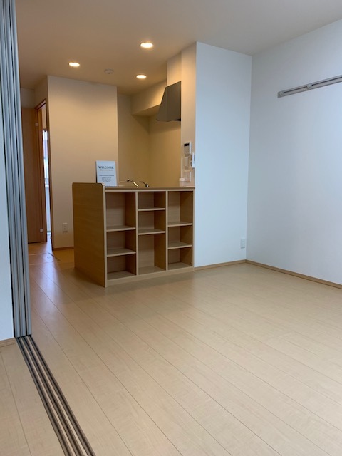 居室・リビング　南向きの明るいリビング　キッチン裏の収納付