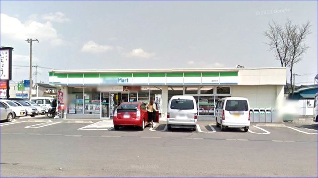 コンビニ　ファミリーマート（コンビニ）まで350m