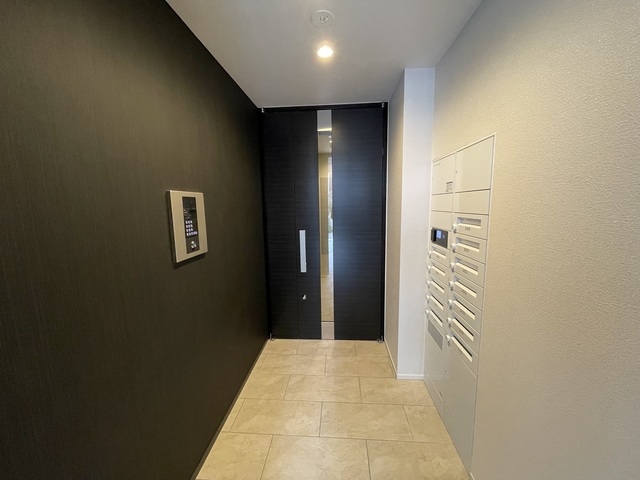 エントランス　モニター付きオートロック、宅配ＢＯＸ