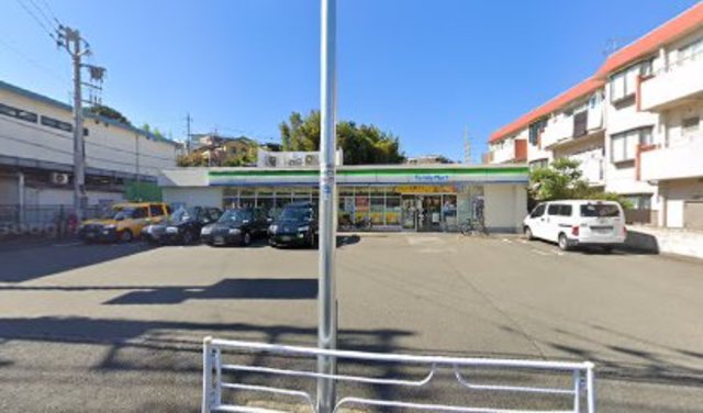 コンビニ　ファミリーマート横浜神大寺三丁目店（コンビニ）まで518m