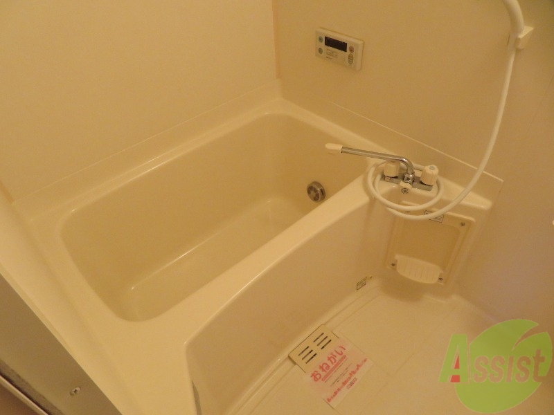 バス・シャワールーム　浴室は追い焚き機能付きです。いつでも暖かいお風呂に入れます。