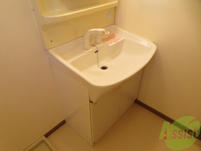 洗面設備　洗面台はコチラです。シャワーが付いているのがポイントです。