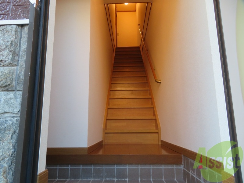 玄関　玄関から撮影しました。階段には手すりが付いています。