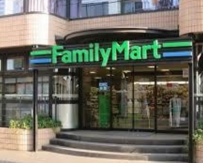 コンビニ　ファミリーマート南青山四丁目店（コンビニ）まで170m