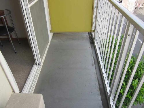 バルコニー　バルコニーは東向き。