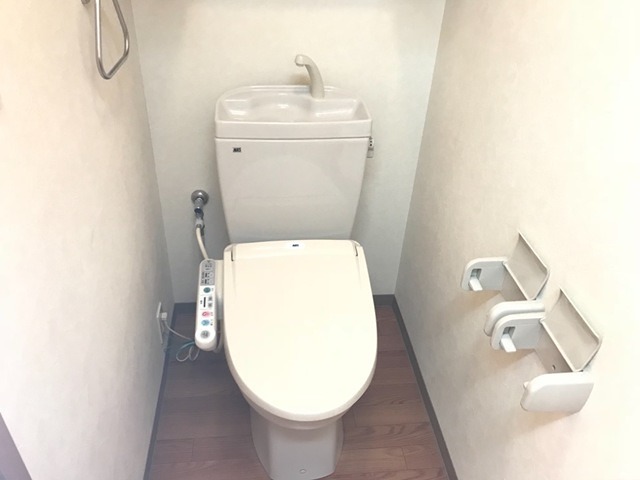 トイレ　温水洗浄便座です。