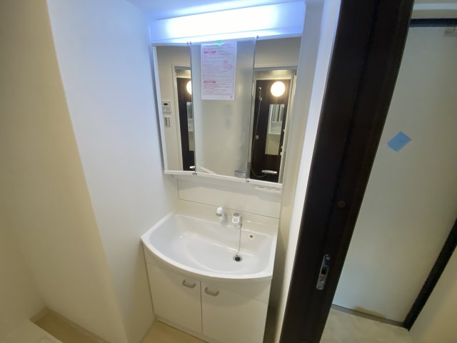 洗面設備　洗面所内に室内洗濯機置場がついてます♪