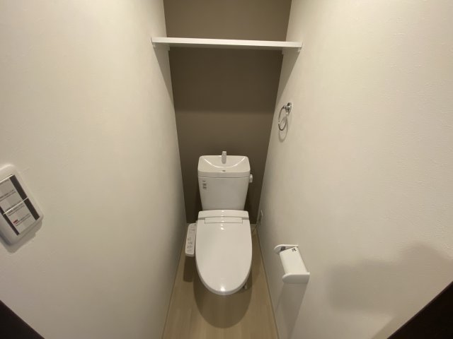 トイレ　温水洗浄便座付きのトイレです♪