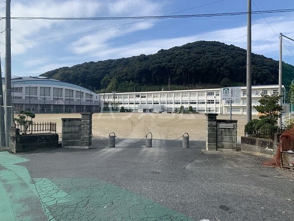 中学校　御津中学校（中学校）まで1085m