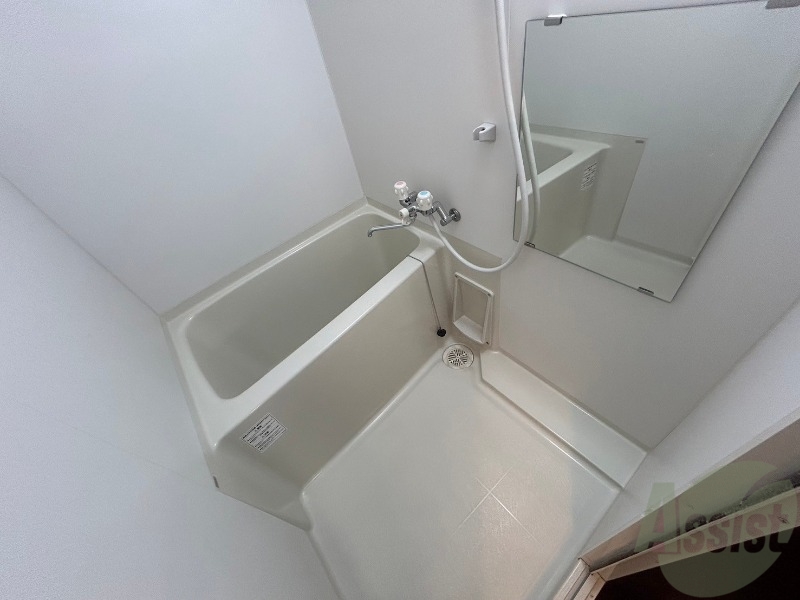 バス・シャワールーム　バスルームは狭すぎず、シャワーも浴びやすそうです。