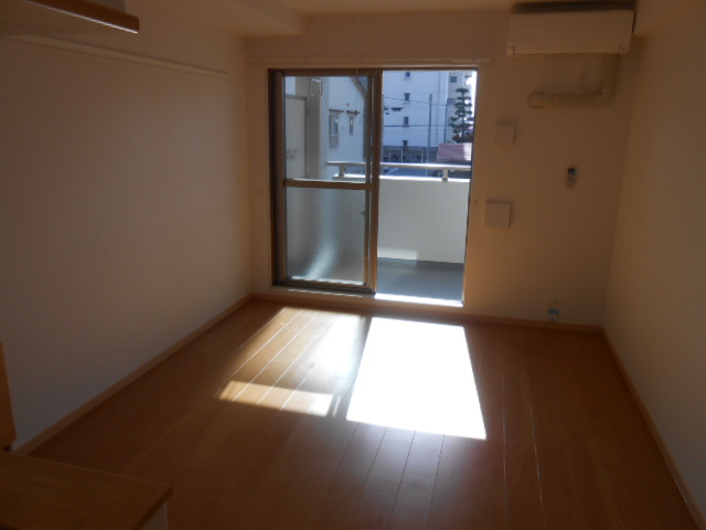 居室・リビング　南面居室（８．８畳）・エアコン完備・全室照明完備