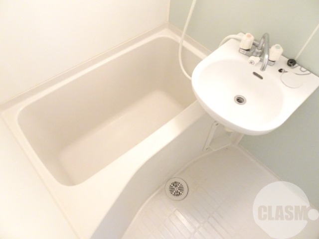 バス・シャワールーム　キレイにリフォームされています♪