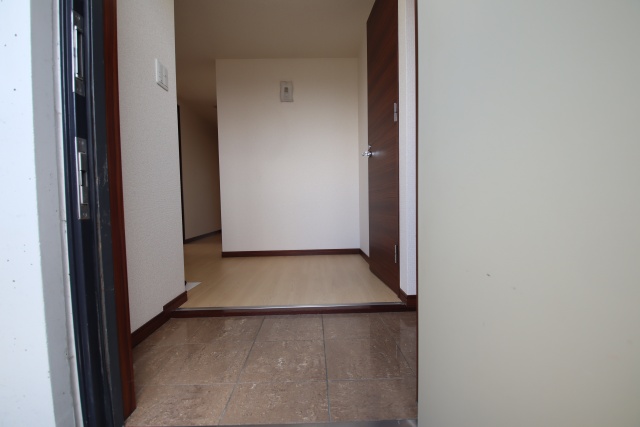 玄関　※別号室の参考写真となり、現況優先です※