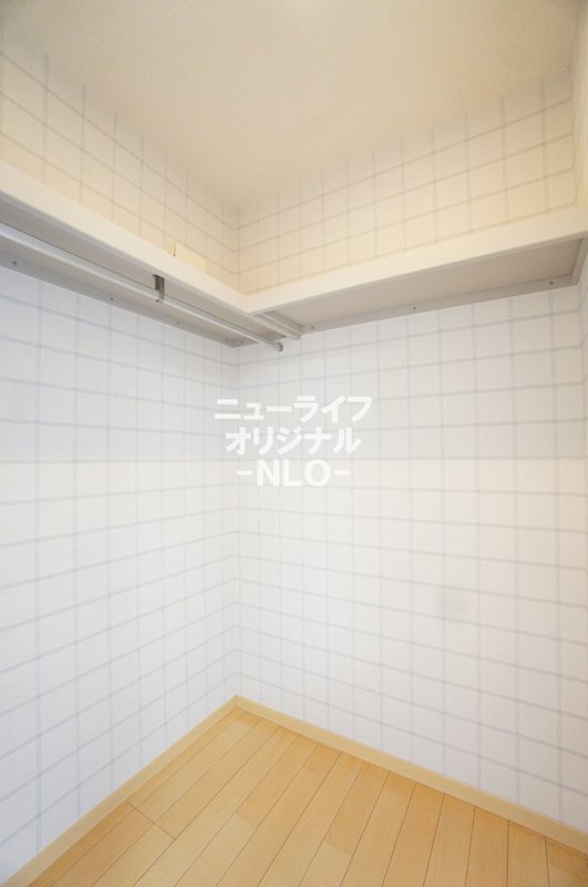 収納　洋服から布団までたっぷり収納できるウォークインクローゼット。