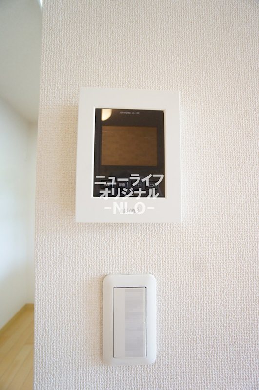 セキュリティ　室内から訪問者を目視できるTVモニターホン付で安心。