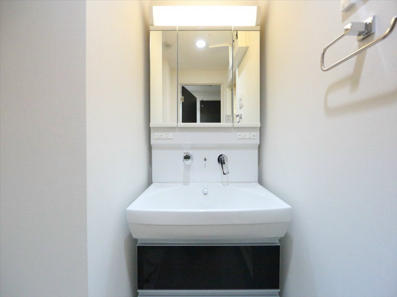 洗面設備　脱衣所　独立洗面台（シャンプードレッサー付）収納スペース有