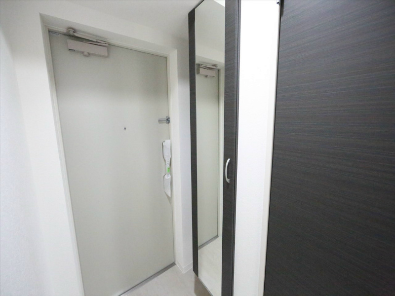 玄関　玄関　シューズボックス　姿見鏡付き（収納充実してます）