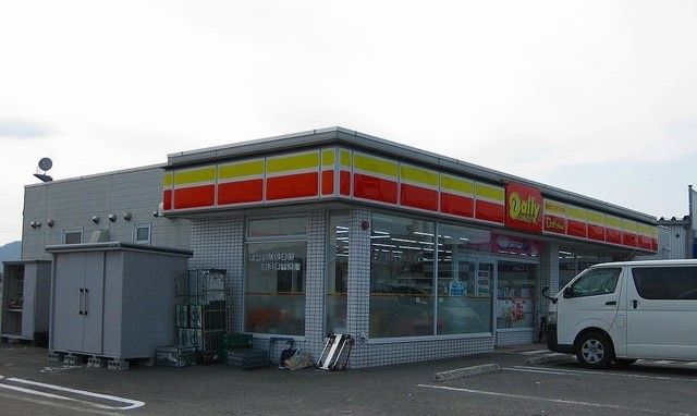 コンビニ　デイリーヤマザキ和歌山手平店様（コンビニ）まで70m