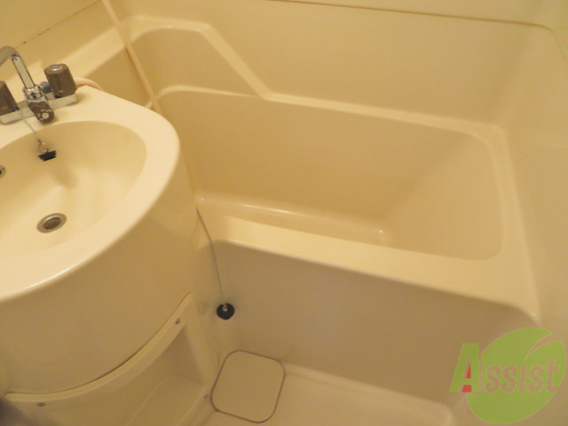 バス・シャワールーム　こちらはお風呂。一日の疲れをここで癒してください。