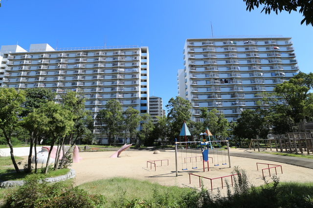 その他共有部分　広い敷地にゆったりと配置されたプレイロット。