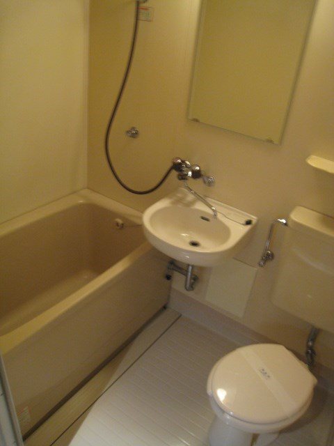 バス・シャワールーム　トイレ・バスが一緒のユニットバスです。