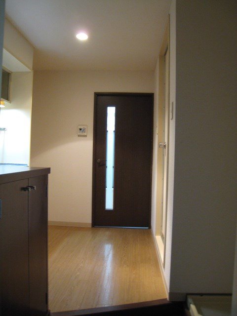 玄関　広めのキッチンスペースはうれしいですね。