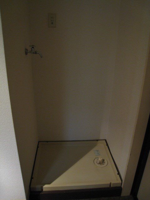 その他設備　玄関横に洗濯パン付きです。