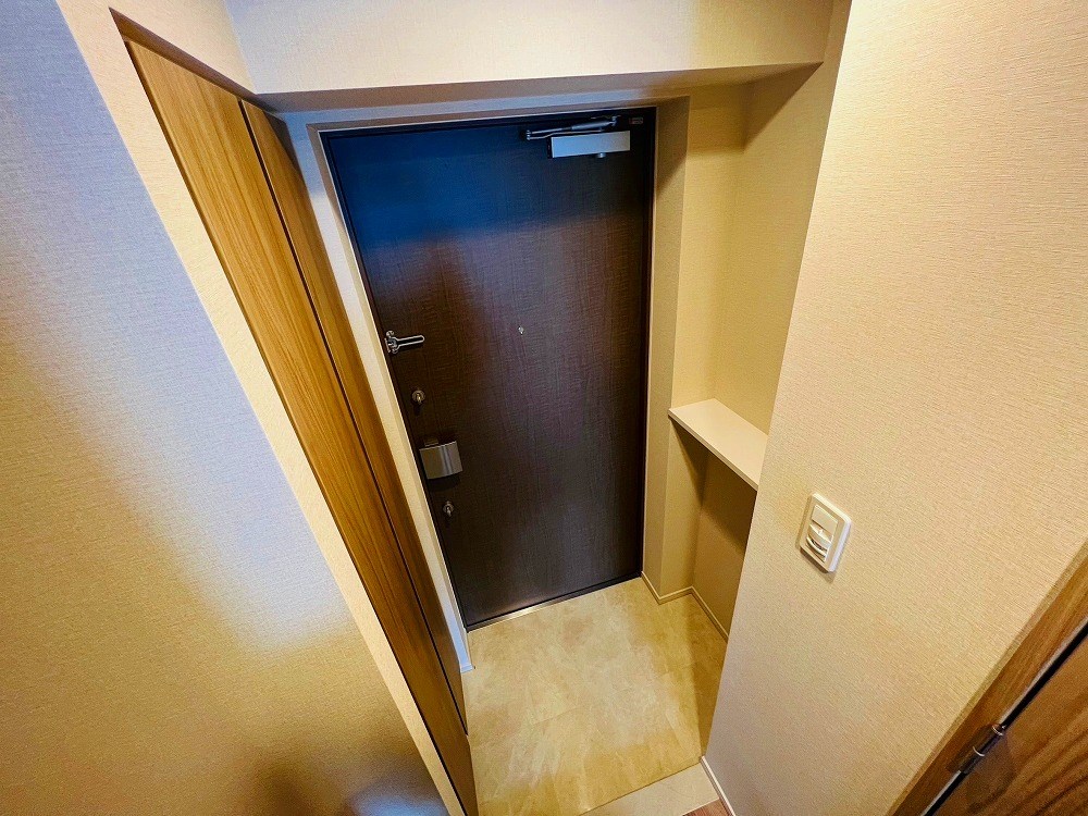 玄関　同一物件別部屋写真
