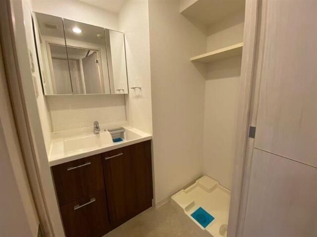 洗面設備　明るい洗面所です