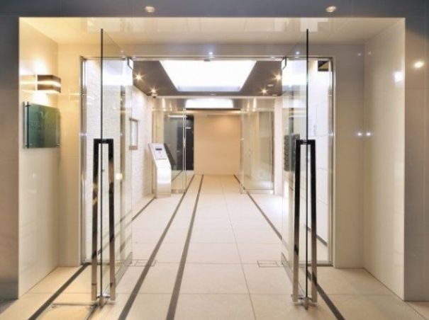 セキュリティ　清潔なロビーです